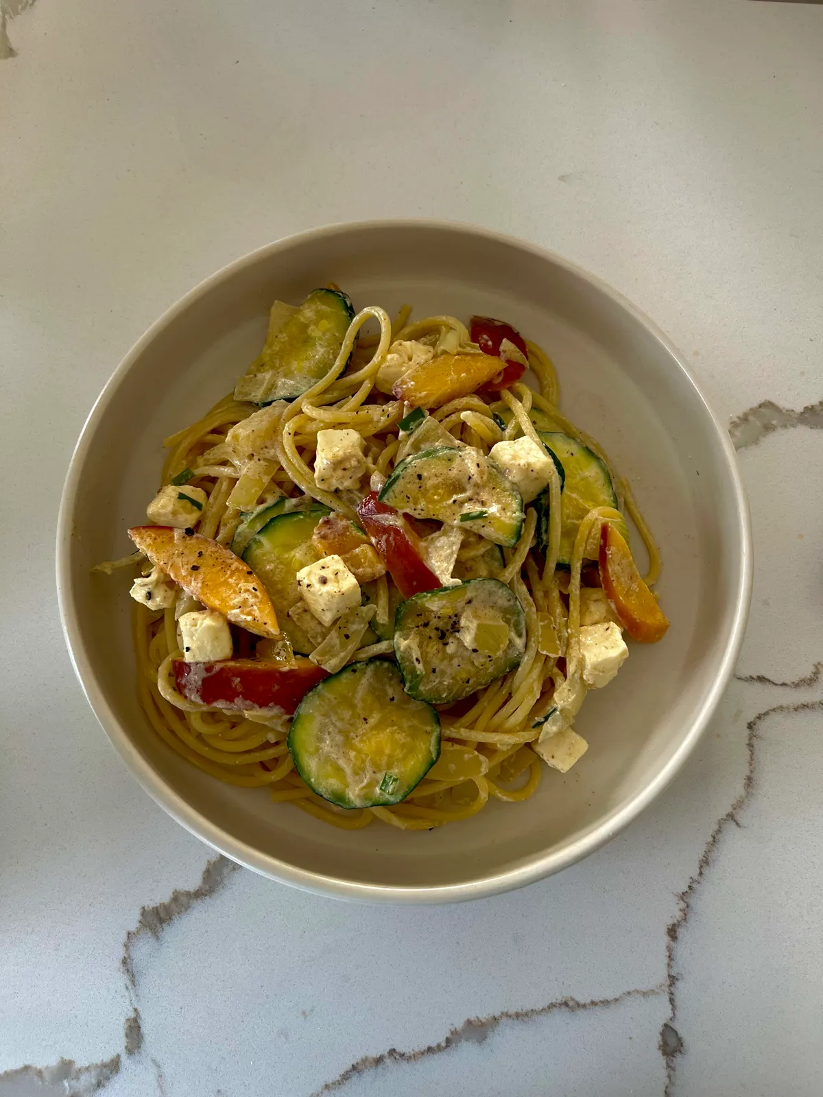 Spaghetti mit Zucchini-Nektarinen Sauce & Feta