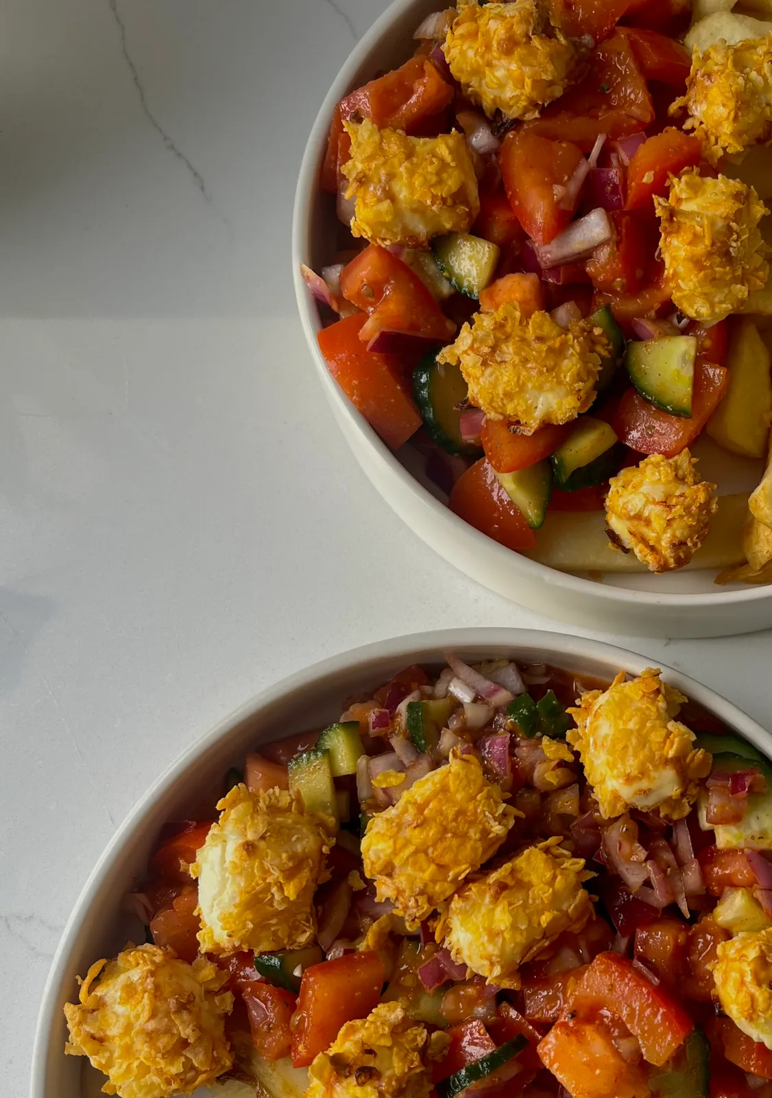 griechischer Salat mit crispy Hirtenkäse